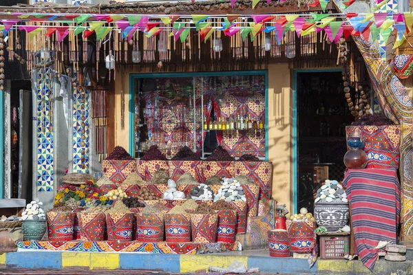 Bazar de especias tradicionales con hierbas y especias en el antiguo mercado callejero en Sharm El Sheikh, Egipto. de cerca — Foto de Stock