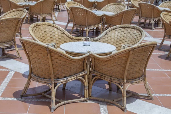 Rattan masa ve sandalyeler plaj kafede kırmızı deniz yanında Şarm El-Şeyh, Mısır