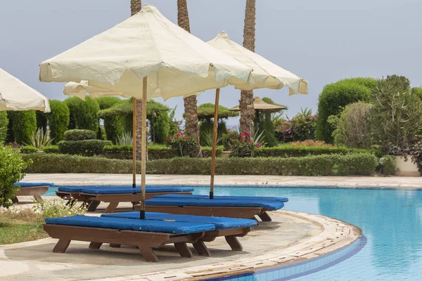 A vista a piscina, guarda-sóis e espreguiçadeiras em Sharm el Sheikh, Egito — Fotografia de Stock