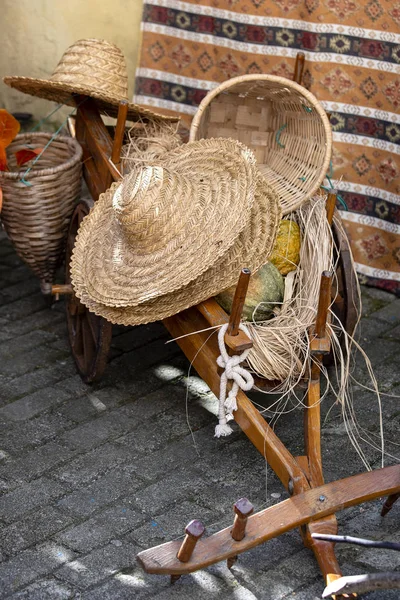 Sombreros de paja georgianos en un carro en el patio. Batumi, Georgia — Foto de Stock