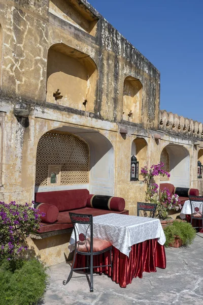 Eski şehirde sokak kafe, Jaipur, Rajasthan, Hindistan dışında. Eski duvara yakın masa, kanepe ve sandalyeler — Stok fotoğraf