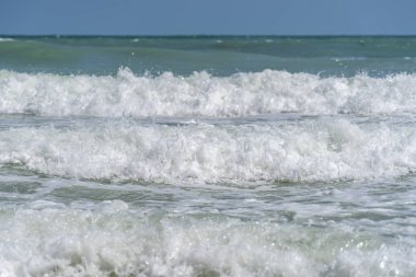 Tropikal plajda beyaz deniz dalgaları, yakın