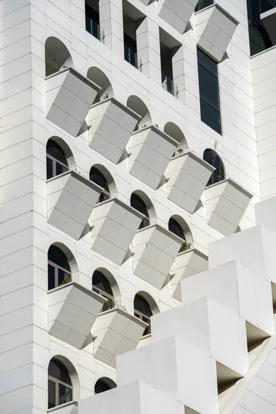 Fachada de um moderno edifício de apartamentos, exterior e conceito de design de arquitetura — Fotografia de Stock