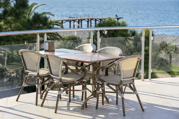 Stůl a židle v pouliční kavárně na břehu u moře v Batumi Gruzie — Stock fotografie