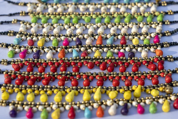 Kleurrijke armbanden te koop op straat in de nachtmarkt, Thailand. Souvenirs voor toeristen op de markt, close-up — Stockfoto