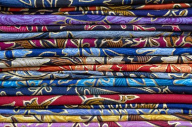 Yerel pazarda Satılık renkli sarongs çeşitliliği, ada Bali, Ubud, Endonezya. Closeup