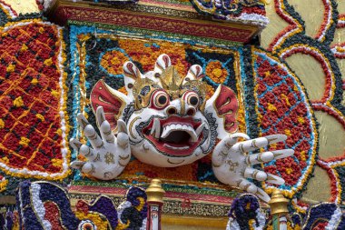 Detay Ubud, Island Bali, Endonezya merkezi sokakta iblisler ve çiçeklergeleneksel bali heykeller ile Bade kremasyon kulesi . Yaklaşan bir kremasyon töreni için hazırlanmıştır