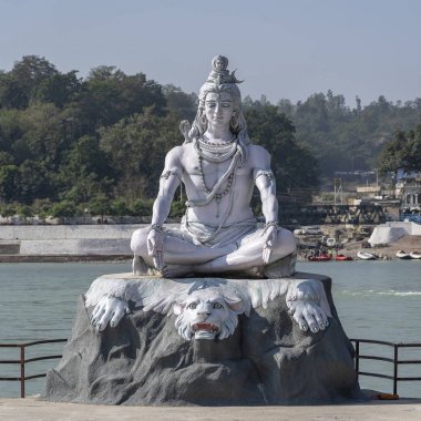 Shiva Heykeli, Ganj Nehri su yakınında Hindu idolü, Rishikesh, Hindistan. İlk Hindu Tanrısı Şiva. Hacılar için kutsal yerler