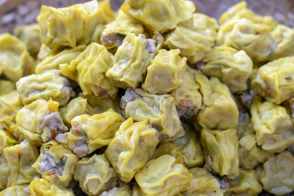 Dimsum cuit à la vapeur en bambou au marché alimentaire de rue en Thaïlande. Dim sum un plat chinois de petites boulettes salées à la vapeur ou frites contenant diverses garnitures, servi comme collation ou plat principal — Photo