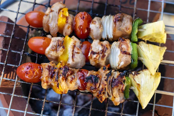 Spiedini con pezzi di barbecue alla griglia, peperone verde, pomodoro rosso e carne in vendita nel mercato di strada, Thailandia, primo piano — Foto Stock
