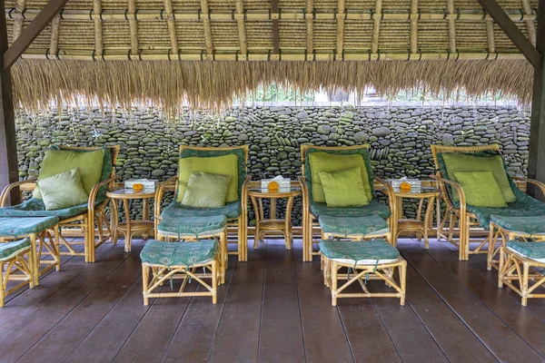 Mesa de massagem com vista para o jardim tropical. Sala de massagem Spa com cadeiras de massagem nos pés na ilha Bali, Indonésia — Fotografia de Stock