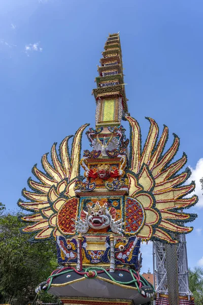 Bade Feuerbestattung Turm mit traditionellen balinesischen Skulpturen von Dämonen und Blumen auf der zentralen Straße in ubud, Insel bali, Indonesien. Vorbereitungen für eine bevorstehende Feuerbestattung — Stockfoto