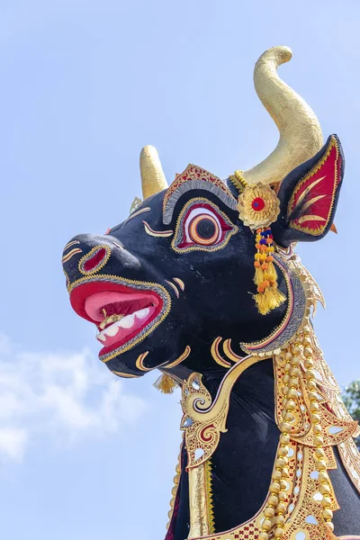 The head of a black buffalo during Bade cremation ceremony on central street in Ubud, Island Bali, Indonesia . Prepared for an upcoming cremation ceremony. Closeup — Stock Photo, Image