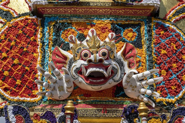 Detay Ubud, Island Bali, Endonezya merkezi sokakta iblisler ve çiçeklergeleneksel bali heykeller ile Bade kremasyon kulesi . Yaklaşan bir kremasyon töreni için hazırlanmıştır — Stok fotoğraf