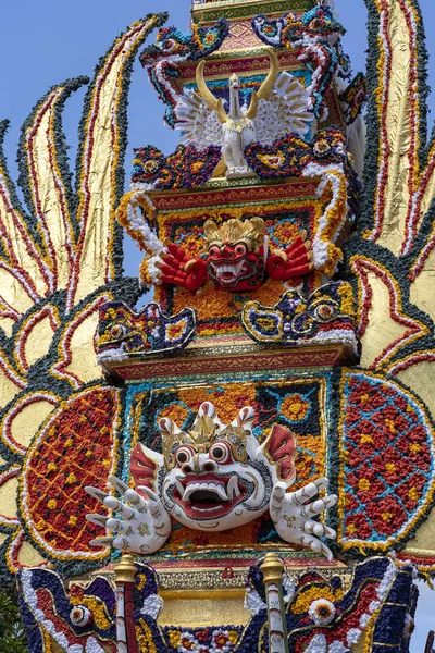 Torre de cremación Bade con esculturas balinesas tradicionales de demonios y flores en la calle central en Ubud, Isla Bali, Indonesia. Preparados para una próxima ceremonia de cremación —  Fotos de Stock