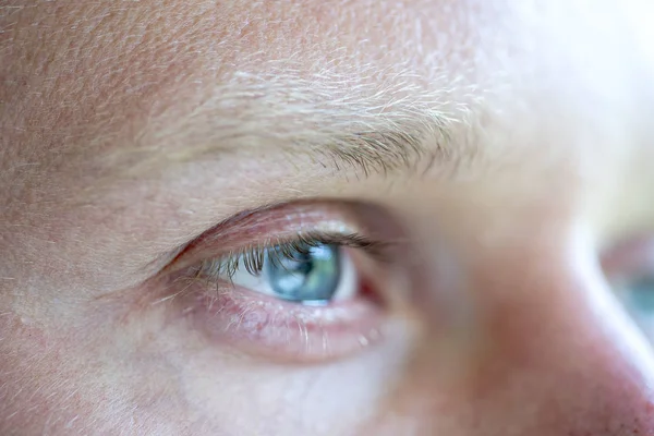 Primer plano ojo caucásico hombre. retrato chico joven cara fondo, cerrar los ojos —  Fotos de Stock