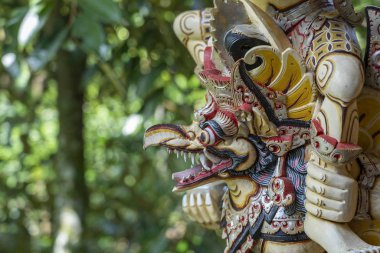 Bali antik renkli kuş tanrısı Garuda kanatları ile, closeup. Ahşaptan dini geleneksel heykel. Island Bali, Ubud, Endonezya Hindu tanrısının ahşap eski kavisli rakam