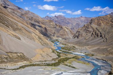 Manali karayolu Leh boyunca Himalaya dağ manzara. Hint Himalayaları'nda mavi nehir ve kayalık dağlar, Hindistan
