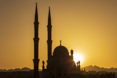 Silhouette al-sahaba Mosque Şarm El-Şeyh, Mısır gün batımı zamanı. Al sahaba mimarisi, al mustafa, eski kent merkezinde Cami