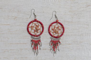 Ubud yerel sokak pazarında satılık kırmızı ev yapımı küpe, ada Bali, Endonezya, yakın