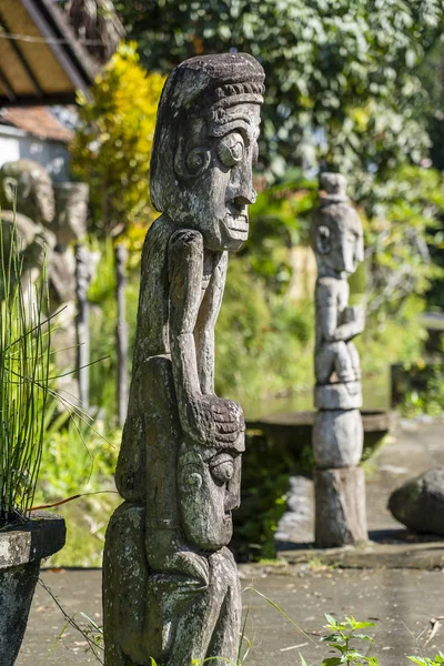 Balinese oude houten standbeeld op straat in Ubud, eiland Bali, Indonesië. Deze figuren van de goden beschermen het huis tegen kwade geesten — Stockfoto