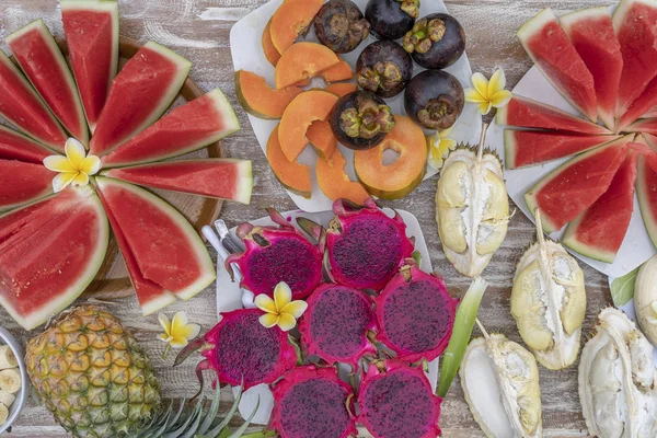 Tropikal meyve çeşitleri, closeup, üst görünümü. Birçok renkli olgun meyve arka plan. Durian, papaya, karpuz, muz, mangosten, ananas ve pitahaya veya ada Bali, Endonezya ejderha meyve — Stok fotoğraf