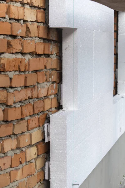 Isolatie van een rode bakstenen muur met polystyreen wit, — Stockfoto