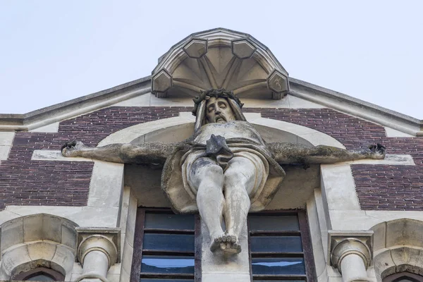 Crucifixion over the gates of the temple in Lviv, Ukraine — Stock Photo, Image