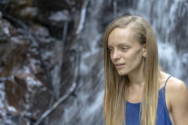 Şelale yakın genç kadın, ada Koh Phangan, Tayland