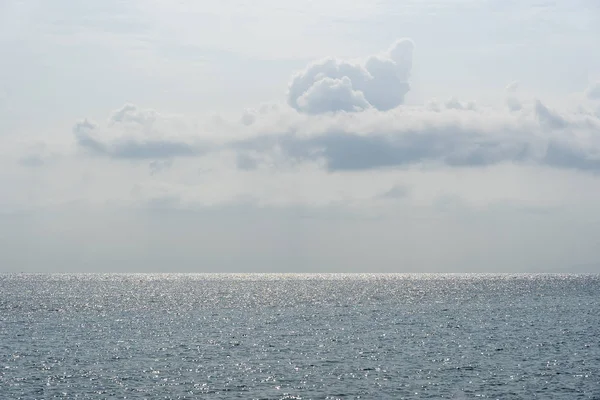 Blauer Himmel mit Wolken über dem Meerwasser. Zusammensetzung der Natur. — Stockfoto