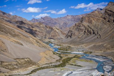 Manali karayolu Leh boyunca Himalaya dağ manzara. Hint Himalayaları'nda mavi nehir ve kayalık dağlar, Hindistan