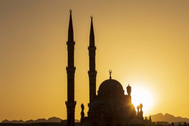 Silhouette al-sahaba Mosque Şarm El-Şeyh, Mısır gün batımı zamanı. Al sahaba mimarisi, al mustafa, eski kent merkezinde Cami