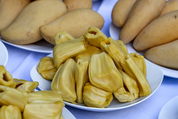 Свіжий jackfruit фруктів на білій тарілці. Солодкий жовтий jackфруктового дозрівають. Вегетаріанський, веганський, сире продовольство. Екзотичні тропічні фрукти в Таїланді — стокове фото