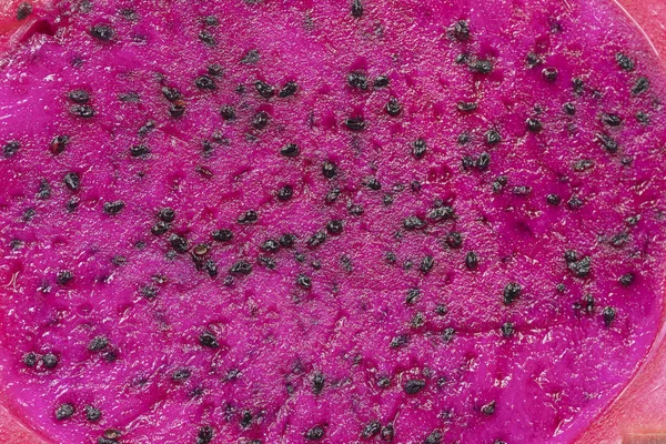 Dragonfruit rosa exótico cortado macro foto en el fondo. Primer plano de la fruta del dragón. Foto de textura Pitahaya. Fruta tropical dulce, picaya jugosa cortada — Foto de Stock