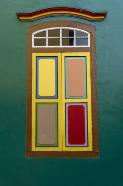 Renkli ahşap soyut pencere. Küçük Hindistan' da Sömürge tarzı mimari bina , Singapur şehir . Parlak mimarinin arka planı ve dokusu