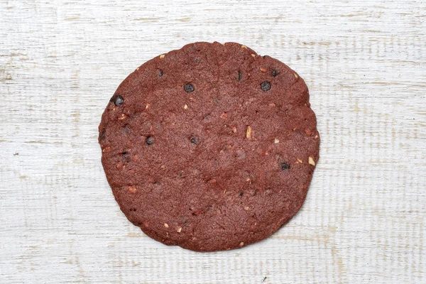 Biscotti di velluto rosso, biscotti al burro susfondo di legno bianco, primo piano — Foto Stock