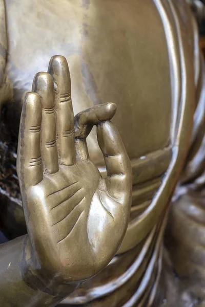 Piękny brązowy posąg Buddy ręka, zbliżenie — Zdjęcie stockowe