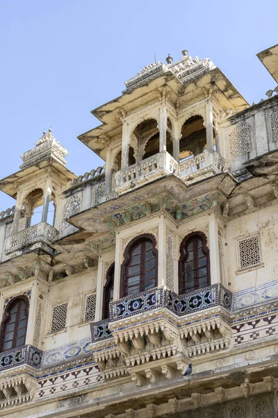 Detalhe da arquitetura, fachada decorada em Udaipur, Rajasthan, Índia — Fotografia de Stock