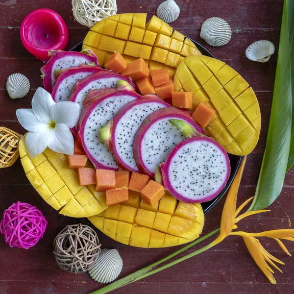 Surtido de frutas tropicales en un plato, primer plano — Foto de Stock