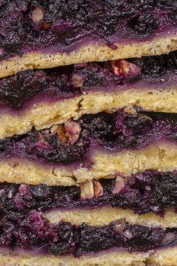 Yaban mersini turta parçaları, Ev yapımı organik tatlı yakından görünümü. Cevizli yaban mersinli tart.