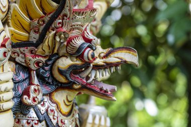 Bali antik renkli kuş tanrısı Garuda kanatları ile, closeup. Ahşaptan dini geleneksel heykel. Island Bali, Ubud, Endonezya Hindu tanrısının ahşap eski kavisli rakam