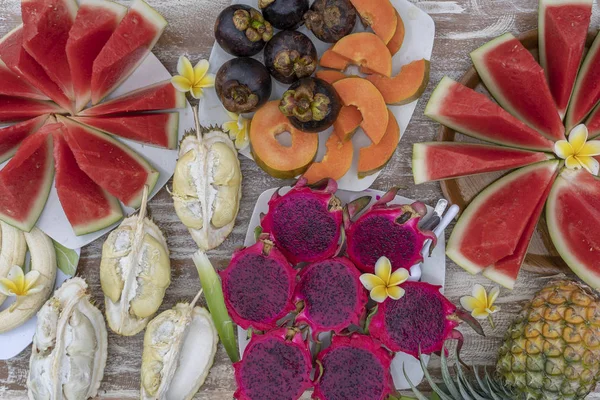 Tropiska frukter sortiment, närbild, uppifrån. Många färgglada mogna frukter bakgrund. Durian, papaya, vattenmelon, banan, mangostan, ananas och pitahaya eller Dragon Fruit i Island Bali, Indonesien — Stockfoto