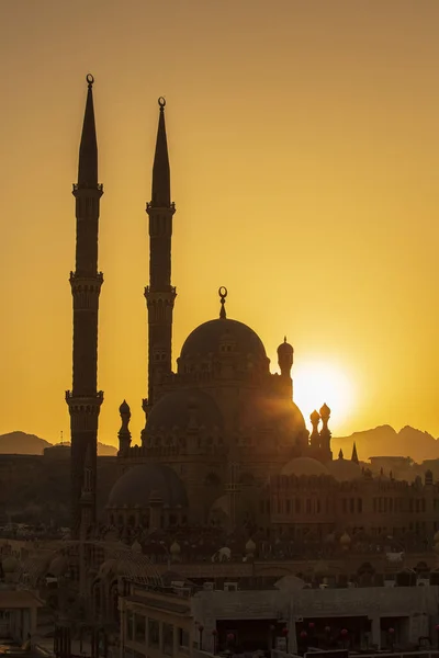 Mezquita Silhouette Al-Sahaba al atardecer en Sharm el Sheikh, Egipto. Arquitectura de Al Sahaba, Al Mustafa, mezquita en el centro del casco antiguo —  Fotos de Stock
