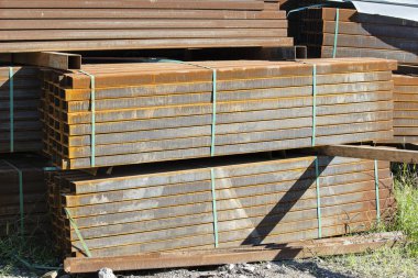 Paslı dikdörtgen metal boru ambalajlar metal ürünleri deposunda saklanır. Çelik malzemeler, İnşaat malzemeleri.