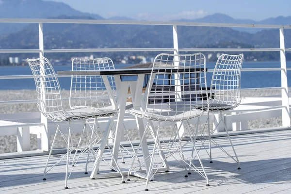 Tisch und Stühle in einem Strandcafé am Strand in der Nähe des Meeres in Batumi, Georgien — Stockfoto