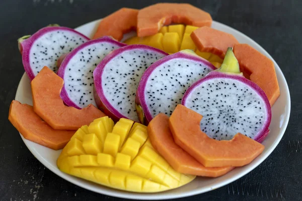 Variedade de frutos tropical em um prato, de perto — Fotografia de Stock