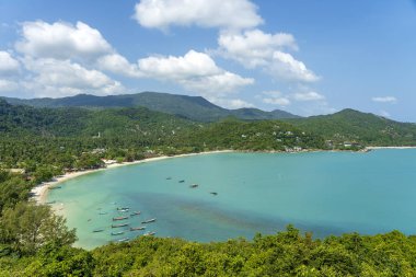 Cennet adada hindistan cevizi palmiye ağacı ile güzel tropikal kum plaj ve mavi deniz suyu, Tayland. Seyahat konsepti. Üstte görüntü
