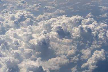 Beyaz bulutlar ve gökyüzü, uçak penceresinden bir görünüm