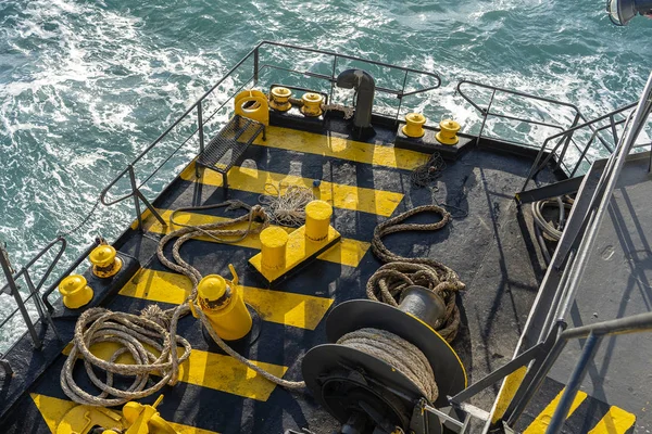 Das deck der fähre zusammen mit dem dicken festmacherseil und der blauen meerwasserwelle thailand. Nahaufnahme — Stockfoto