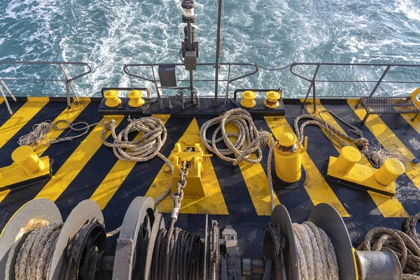 厚い係留ロープと青い海の水の波、タイと一緒にフェリーボートのデッキ。クローズアップ — ストック写真